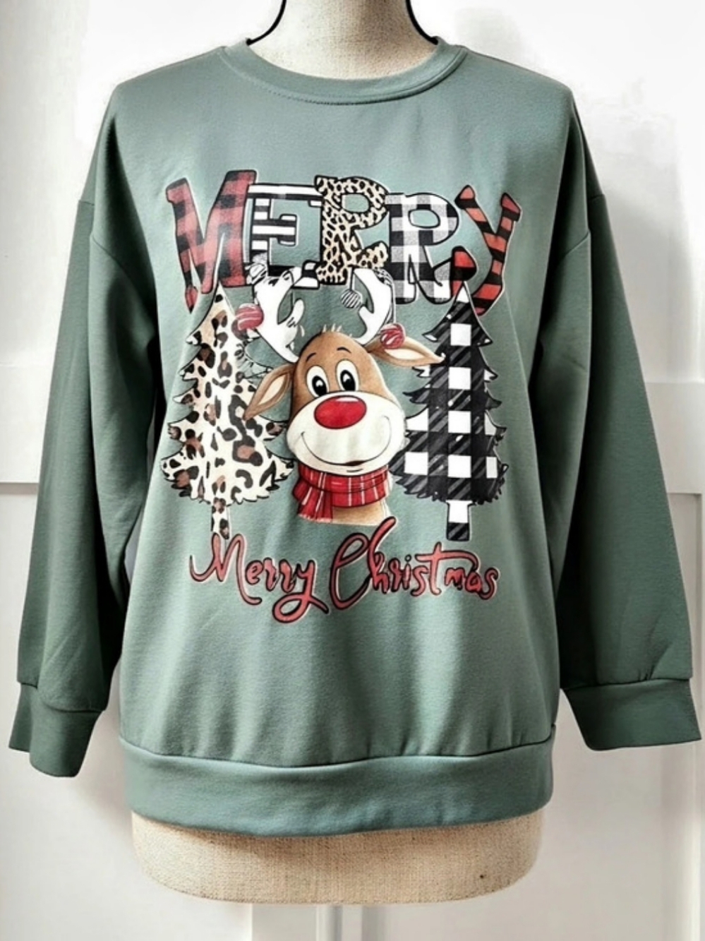 Christmas Reindeer Graphic Sweatshirt in Green Size Medium